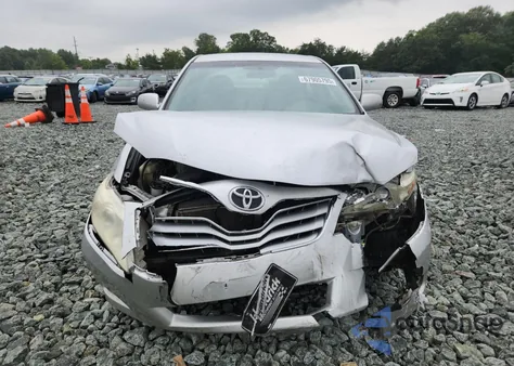 2010 Toyota Camry Base z USA, uszkodzony, nr VIN 4T1BF3EK2AU513615